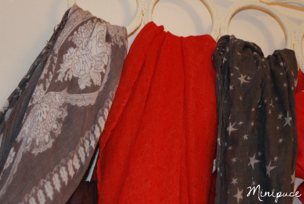 foulard-etoile-marchand-d-etoiles-gris-blanc-rouge-devred.jpg